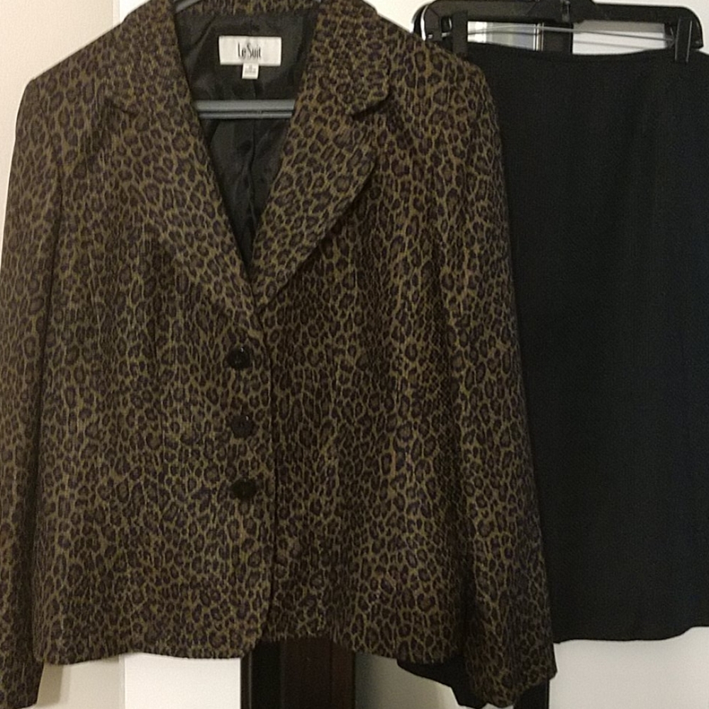 Women's Le Suit skirt set